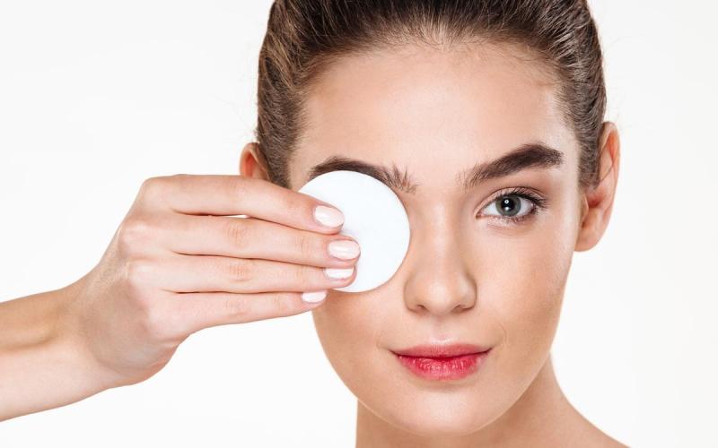 5 Rekomendasi Eye Makeup Remover Terbaik